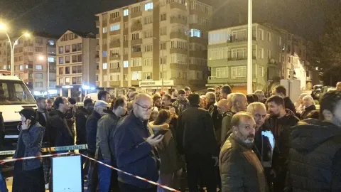 Kocaeli'de 7 katlı bina boşaltıldı. Kolonlarından ses geldi