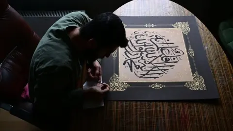 Koleksiyonundaki eski eserleri dönemin sanat anlayışına uygun şekilde restore ediyor