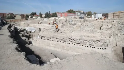 Konya'da tarihi Larende Kapısı ve sur duvarları gün yüzüne çıkarılıyor