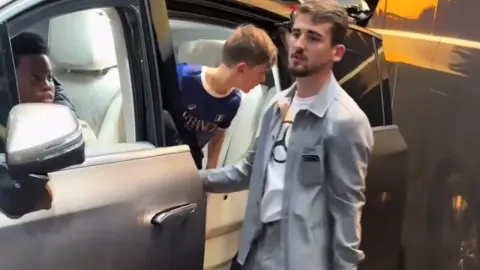 Küçük çocuk, fuardaki lüks Mercedes’i duvara çarptı: Marka inceleme başlattı