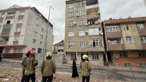 Küçükçekmece’de 7 katlı bina tahliye edildi. Çatlama sesleri geldi