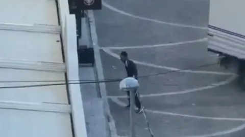 Kuyumcuya kurşun yağdırdı, kaçmak için kadının aracını gasp etti