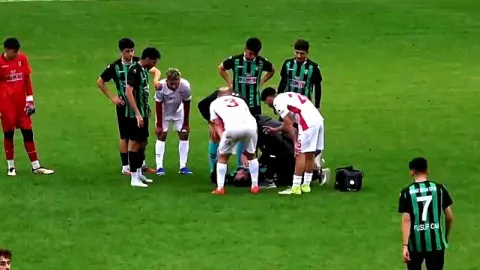 Maçın son dakikalarında fenalaşan futbolcu kalp krizi geçirdi