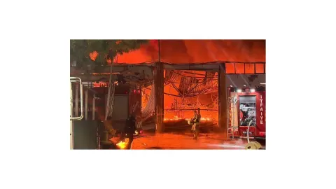 Manisa'da akü fabrikasında yangın çıktı