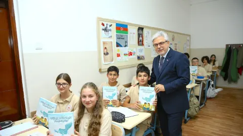 MEB'in Azerbaycan Türkçesine çevrilen iki eseri Bakü'de öğrencilere dağıtıldı