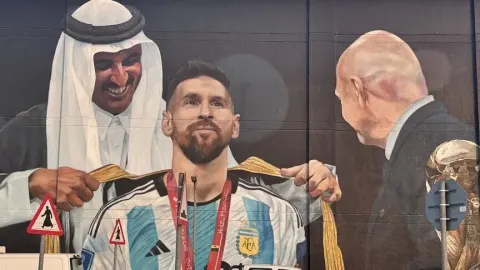 Messi'nin Dünya Kupası zaferi Katar'da dev duvar resmiyle ölümsüzleştirildi