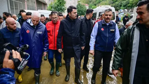 Murat Kurum'dan Özgür Özel'e sel tepkisi: "Yalan söyleyerek siyaset yapıyorlar"