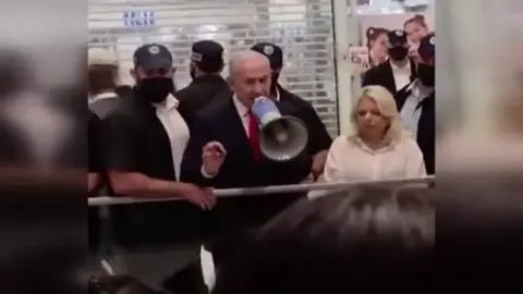Netanyahu’dan son dakika hamlesi! AVM’de megafonla oy istedi