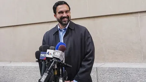 New York Belediye Başkanı Mamdani, erken oy kullanmanın başladığı New York'ta oyunu kullandı