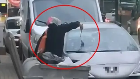 O anlar kamerada... Tartıştığı eşinin otomobiline çekiçle daldı
