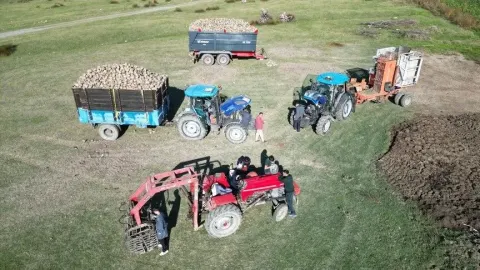 Öğretmen ve öğrencilerden çiftçilerin traktörlerine tarlada ücretsiz bakım desteği