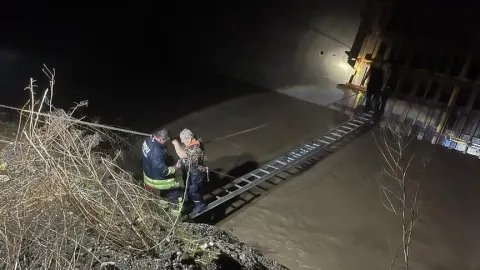 Ordu'da yağış sonucu ırmakta mahsur kalan kişi kurtarıldı