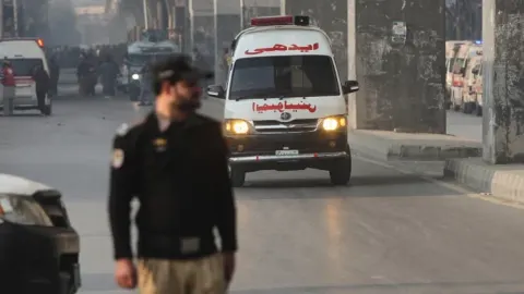 Pakistan'da yolcu otobüsü şarampole yuvarlandı: 5 kişi hayatını kaybetti