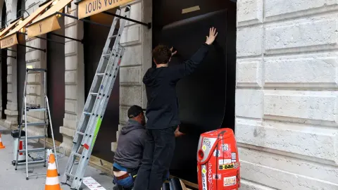 Paris'te yağma korkusu. Vitrinler tahtalarla kapatıldı
