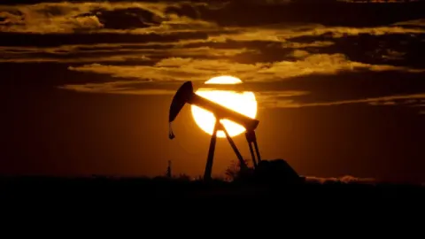Petrol beş ayın zirvesinin ardından yatay seyretti