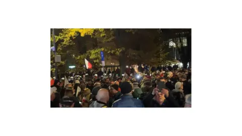 Polonya karıştı: Darbe girişimi iddiası... Anayasa Mahkemesi polis ablukasına alındı! Cumhurbaşkanı uçağını geri çevirdi