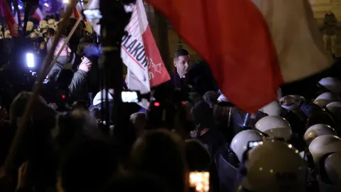 Polonya'da bu noktaya nasıl gelindi? Cumhurbaşkanı ülkeden ayrıldı, polis Anayasa Mahkemesi'ni bastı
