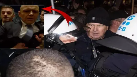 Polonya'daki kaostan inanılmaz görüntüler! Cumhurbaşkanı ile hakim arasında arbede çıktı