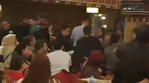 Sahnede rahatsızlanan Hakkı Bulut hastaneye kaldırıldı
