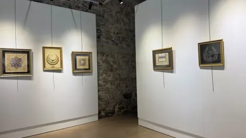 "Saltanat Dizeleri" sergisi Dolmabahçe Sarayı Sanat Galerisi'nde sanatseverlerle buluştu