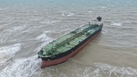 Sarıyer'de karaya oturan petrol tankeri kurtarıldı