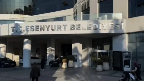 Son dakika... Esenyurt Belediyesi'ne operasyon: Çok sayıda gözaltı var