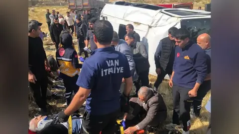 Son Dakika Haberi: Van'da TIR ile yolcu minibüsü çarpıştı: Yaralılar var