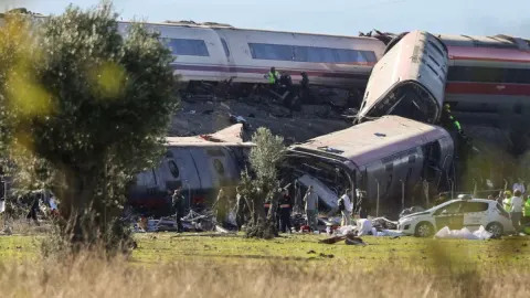 Son Dakika... İspanya'da iki hızlı tren çarpıştı: 46 kişi öldü