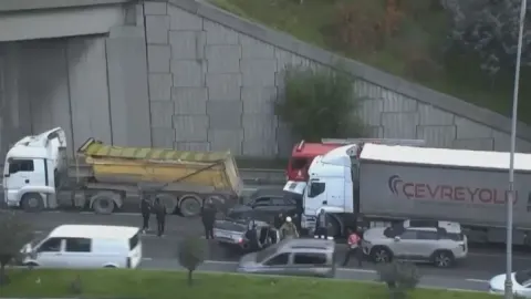 SON DAKİKA… İstanbul Bağcılar'da zincirleme kaza! Hafriyat kamyonu ve TIR çarpıştı: 3 şerit trafiğe kapatıldı