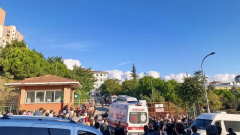 Son dakika... İstanbul'da ortaokulda bir öğrenci 8 öğrenciyi bıçakladı