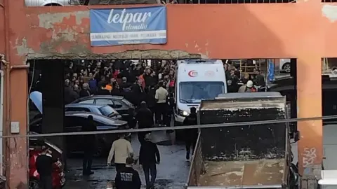Son dakika: Ümraniye'de sanayi sitesinde balkon çöktü: 3 yaralı | Son dakika haberleri