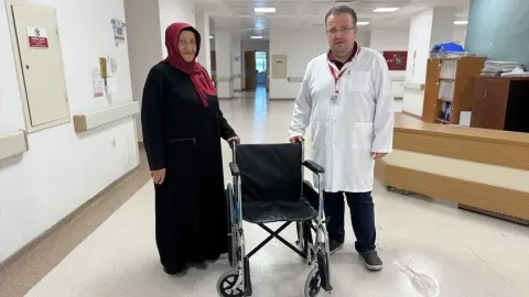 Tekerlekli sandalyeyle geldiği hastaneden yürüyerek taburcu oldu