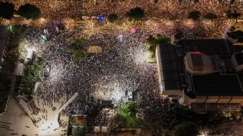 Tel Aviv'de Netanyahu karşıtı gösteri. On binlerce kişi meydanlara indi