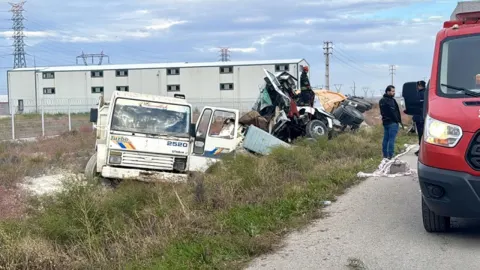 Tır kamyona arkadan çarptı: 1 can kaybı, 3 yaralı
