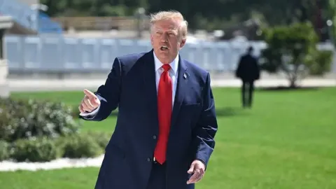 Trump, İran'ın petrol fiyatlarını yükseltmek için "her şeyi" yaptığını savundu