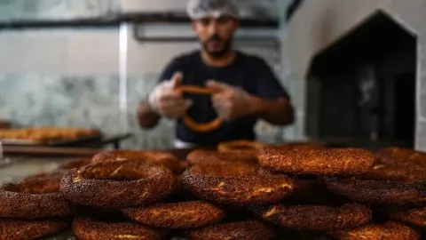 Türkiye'nin sokak lezzeti simit, üniversite öğrencilerinin talebiyle çeşitlendi