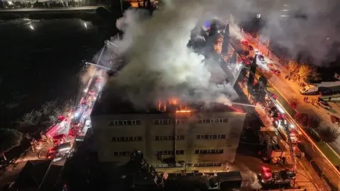 Tuzla'da ayakkabı fabrikasında çıkan yangına müdahale ediliyor