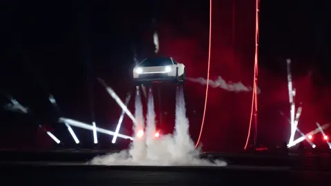 Uçan Tesla Roadster yollara çıkabilecek mi?