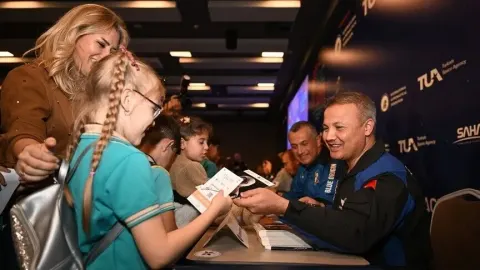 Uluslararası Uzay Kongresi'nde astronotlar imza etkinliğinde ziyaretçilerle buluştu