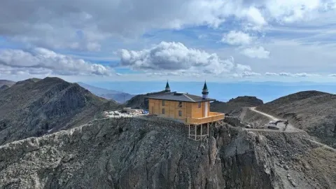 Yanan Kırklar Mescidi yeniden inşa ediliyor