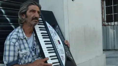 Yeşilçam’ın 38 yıllık emektarının dramı! Şimdilerde sokaklarda yaşam mücadelesi veriyor