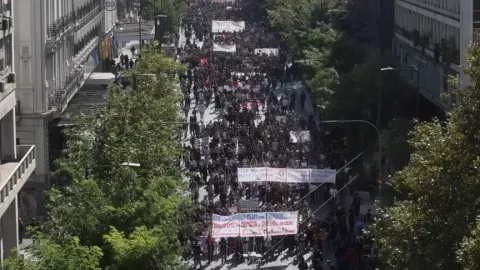Yunanistan'da öğretmenler ve öğrencilerden eğitime daha fazla bütçe talebiyle eylem