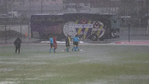 Ziraat Türkiye Kupası'ndaki Fethiyespor-Eyüpspor maçı sağanak nedeniyle ertelendi